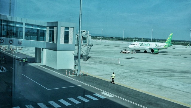 Sebuah pesawat berada di lintasan Bandara Internasional Jawa Barat di Kertajati, Majalengka, Jawa Barat. Foto: Helmi Afandi Abdullah/kumparan