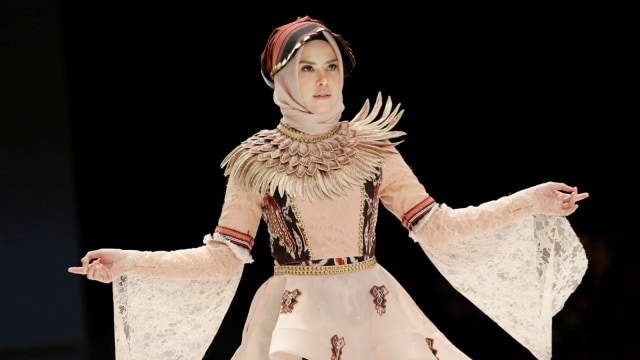 Artis Angel Lelga saat berjalan  memperagakan busana di ajang Indonesia Fashion Week 2019 di JCC Jakarta Kamis (28/3). Foto: Ronny