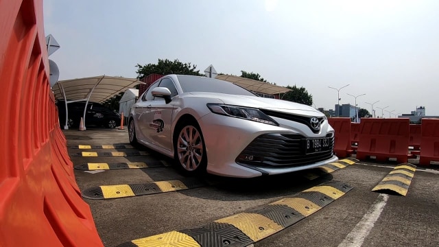 Fasilitas Toyota Driving Experience di Sunter, Jakarta Utara. Toyota Camry sedang uji suspensi melintasi polisi tidur buatan. Foto: Gesit Prayogi/kumparanOTO