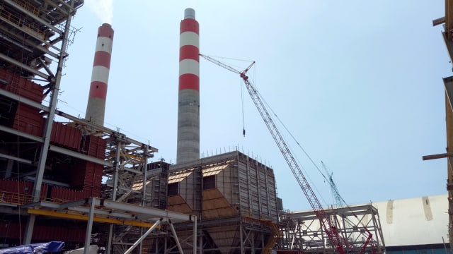 Suasana pembangunan Pembangkit Listrik Tenaga Uap (PLTU) Lontar Unit 4 di Balaraja, Tangerang, Banten. Foto: Resya Firmansyah/kumparan