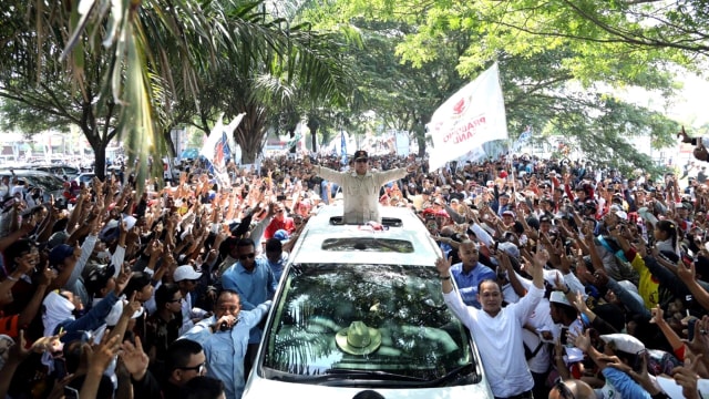 Capres nomor urut 02 Prabowo Subianto, menyapa warga pada Kampanye Akbar di Stadion Pekansari, Kabupaten Bogor, Jawa Barat. Foto: Dok. BPN Prabowo-Sandi