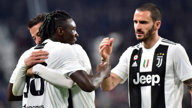 Leonardo Bonucci dan Leonardo Spinazzola menyelamati Moise Kean. Foto: Reuters/Massimo Pinca
