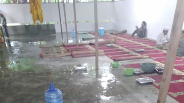 Suasana di dalam Masjid Al Aqsa di Palu, yang kini dalam keadaan darurat, digunakan jamaah untuk salat. Foto: Istimewa