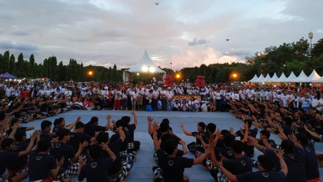 Penampilan Tari Cak Kolosal dari alumn SMAi/SMK di Denpasar saat deklarasi dukungan ke Jokowi, Jum'at (29/3)- kanalbali/IST