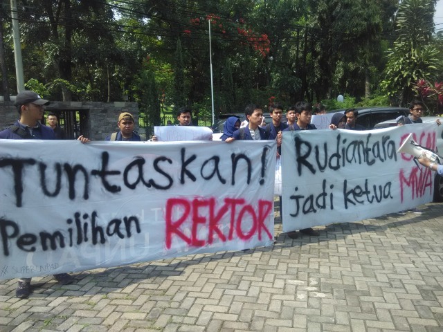 Protes mahasiswa Unpad di depan Sekretariat MWA Unpad Foto: Rachmadi Rasyad/kumparan