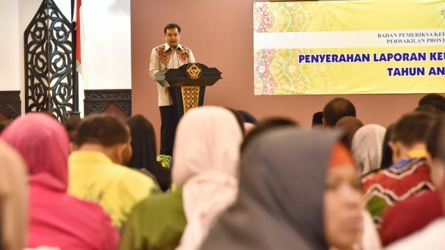 Wakil Gubernur Kalsel H Rudy Resnawan ketika menghadiri penyerahan LPKD Pemprov Kalsel di kantor perwakilan BPK Kalsel, Jumat (29//3). Foto: Humpro Kalsel