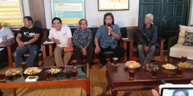 Emha Ainun Nadjib alias Cak Nun, saat ditemui di rumahnya, Jumat (29/3/2019). Foto: atx.