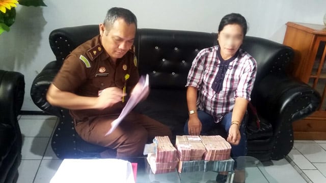 Pengembalian uang dari terpidana kasus korupsi Dana Alokasi Khusus (DAK) Pendidikan di Kabupaten Minahasa ke Kejaksaan Negeri Minahasa.