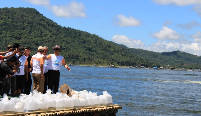 Gubernur Jawa Barat Ridwan Kamil bertekad menjadikan objek wisata Waduk Darma di Kabupaten Kuningan sebagai destinasi wisata internasional. Komitmen ini disampaikan Ridwan Kamil saat menghadiri Hari Air Sedunia di Waduk Darma Kuningan, Jumat (29/3). (Andri)
