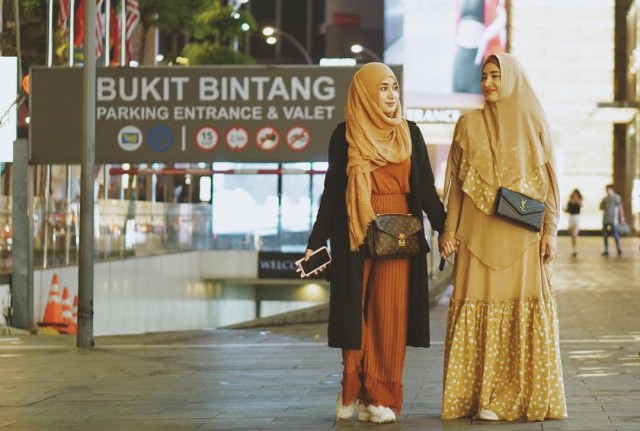 Cindy bersama putrinya, Tengku Syaira Anataya, yang kini berusia 19 tahun. Foto: Instagram @cindyfatikasari18