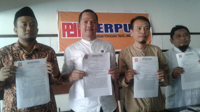Persaudaraan Pengusaha Travel Umrah Haji Indonesia (Perpuhi) Kota Solo menunjukkan surat laporan yang ditujukan ke Komisi Pengawas Persaingan Usaha (KPPU) terkait dugaan adanya permainan dalam pembelian tiket umrah di maskapai Garuda Indonesia. (Agung Santoso)