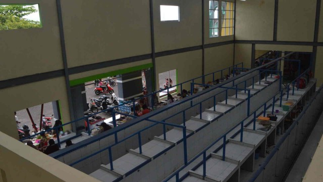 Suasana Pasar Rakyat Dufa-dufa di Kecamatan Ternate Utara. Nampak para pedagang menempati lapak deretan pertama yang berdekatan dengan pintu masuk gedung. (Foto: Olis/cermat)