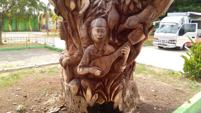 Lukisan Pohon Tua yang berada di Taman Rekreasi Kota Gorontalo. Hasil Karya Pipin Idris. Sabtu (30/3). Foto : Rahmat Ali