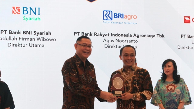 Direktur Utama BNI Syariah, Abdullah Firman Wibowo (kiri) dan Dirjen Dukcapil, Zudan Arif Fakrulloh (kanan depan) berfoto bersama usai melakukan penandatanganan perpanjangan kerjasama pemanfaatan data kependudukan. 