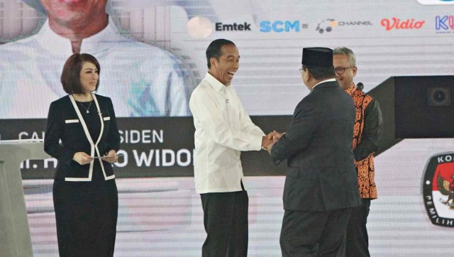 Capres no urut 01, Joko Widodo dan Capres no urut 02, Prabowo Subianto berjabat tangan saat Debat Ke IV Pilpres 2019 di Hotel Shangri-La, Jakarta Pusat, Sabtu, (30/3). Foto: Fanny Kusumawardhani/kumparan