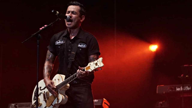 Aksi panggung salah satu Superman is Dead (SID), Bobby Kool, saat "Konser Aku Cinta" di Allianz Ecopark Ancol, Jakarta (30/3). Foto: Iqbal Firdaus/kumparan