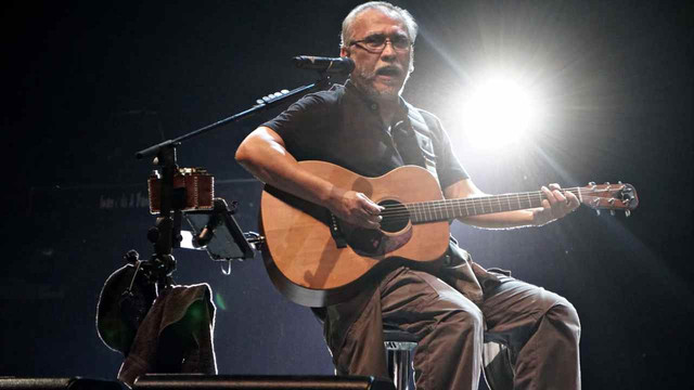 Aksi panggung Iwan Fals saat "Konser Aku Cinta" di Allianz Ecopark Ancol, Jakarta (30/3). Foto: Iqbal Firdaus/kumparan