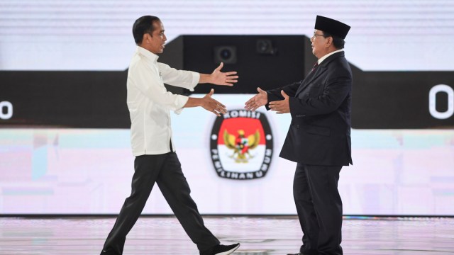 Capres nomor urut 01 Joko Widodo (kiri) dan capres nomor urut 02 Prabowo Subianto berjabat tangan saat mengikuti Debat Ke IV Pilpres 2019 di Hotel Shangri-La, Jakarta Pusat, Sabtu, (30/3). Foto: ANTARA FOTO/Hafidz Mubarak 