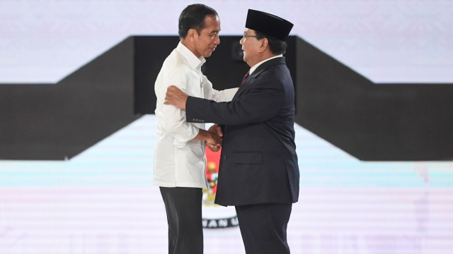 Capres nomor urut 01 Joko Widodo (kiri) dan capres nomor urut 02 Prabowo Subianto berjabat tangan saat mengikuti Debat Ke IV Pilpres 2019 di Hotel Shangri-La, Jakarta Pusat, Sabtu, (30/3). Foto: ANTARA FOTO/Hafidz Mubarak A