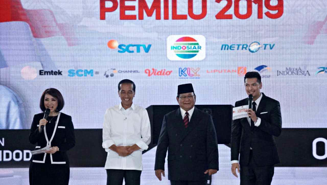 Capres no urut 01, Joko Widodo dan Capres no urut 02, Prabowo Subianto saat usai Debat Ke IV Pilpres 2019 di Hotel Shangri-La, Jakarta Pusat, Sabtu, (30/3). Foto: Fanny Kusumawardhani/kumparan