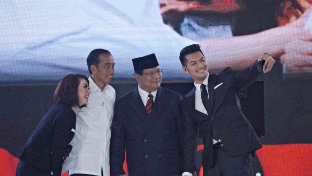 Capres no urut 01, Joko Widodo dan Capres no urut 02, Prabowo Subianto berswafoto usai Debat Ke IV Pilpres 2019 di Hotel Shangri-La, Jakarta Pusat, Sabtu, (30/3). Foto: Fanny Kusumawardhani/kumparan