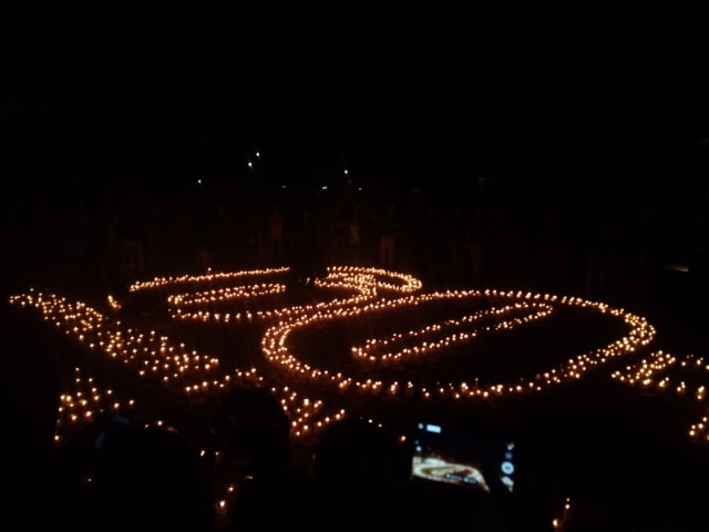 Lambang Earth Hour dari cahaya lilin mewarnai halaman Kantor Gubernur Kalimantan Barat, Sabtu (30/3). Foto: Lydia Salsabila 