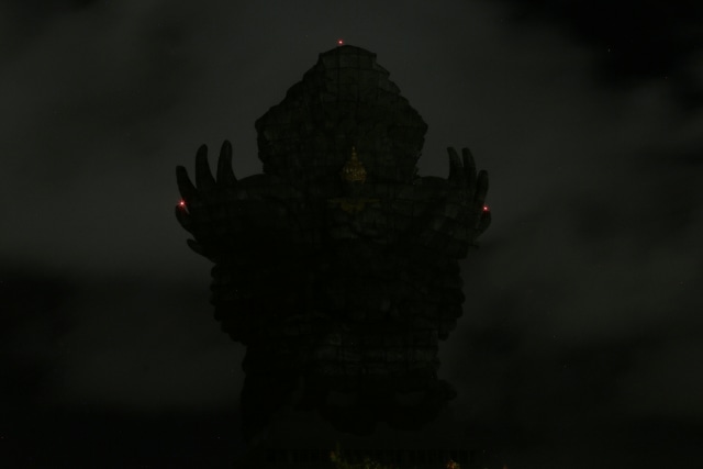 Earth Hour di Garuda Wisnu Kencana,Bali. Foto: Johannes P. Christo/Reuters