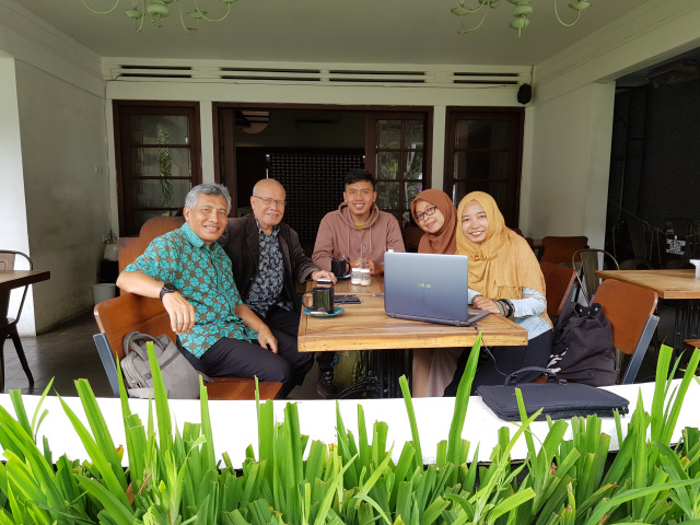 Tim Temali bersama Abah Rama (kedua dari kiri) / Foto: Dokumentasi Temali