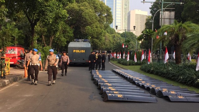 Suasana pengamanan jelang Apel Siaga 313 di depan Gedung KPU di Jalan Imam Bonjol, Jakarta Pusat. Foto: Raga Imam/kumparan