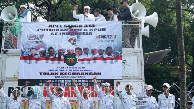 Salah satu massa Forum Umat Islam (FUI) melakukan orasi saat Apel Siaga Umat 313 di depan kantor KPU. Foto: Irfan Adi Saputra/kumparan