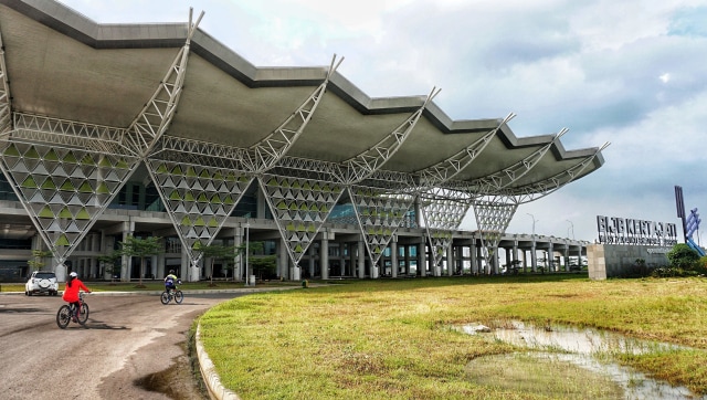 Warga bersepeda di sekitar Bandara Kertajati. Foto: Helmi Afandi/kumparan