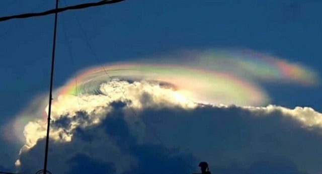 Pelangi berputar di atas awan yang terlihat di wilayah Kabupaten Majalengka, Jawa Barat. (Dok)