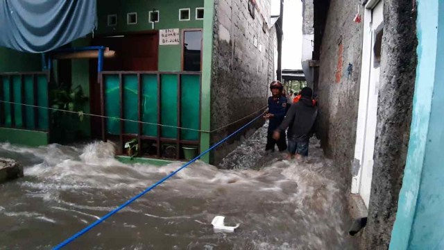 Suasana air yang menggenangi di Jati Padang, Jakarta Selatan. Foto: Dok. BPBD DKI