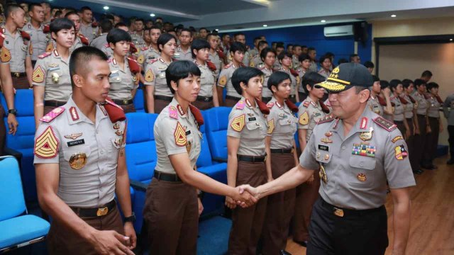 Pengarahan Kalemdiklat kepada Taruna Akpol tingkat 4 yang akan melaksanakan Latihan Integrasi Taruna Wreda Nusantara ( Akademi TNI -Akpol-IPDN dan Universitas) di Pamekasan - Trenggalek-Jember-Bojonegoro. Foto: Dok. Lemdikpol Polri