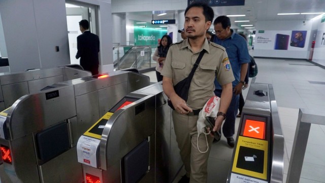 Suasana antrean di Stasiun MRT Bundaran HI, Jakarta, Senin (1/4). Foto: Irfan Adi Saputra/kumparan