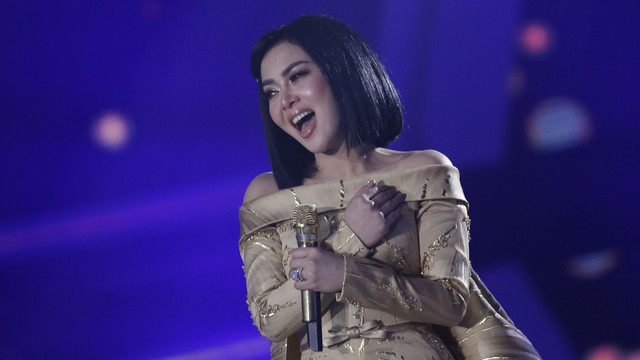 Penyanyi Syahrini tampil di acara Shopee di ICE BSD Tangerang Selatan Minggu (31/3). Foto: Ronny