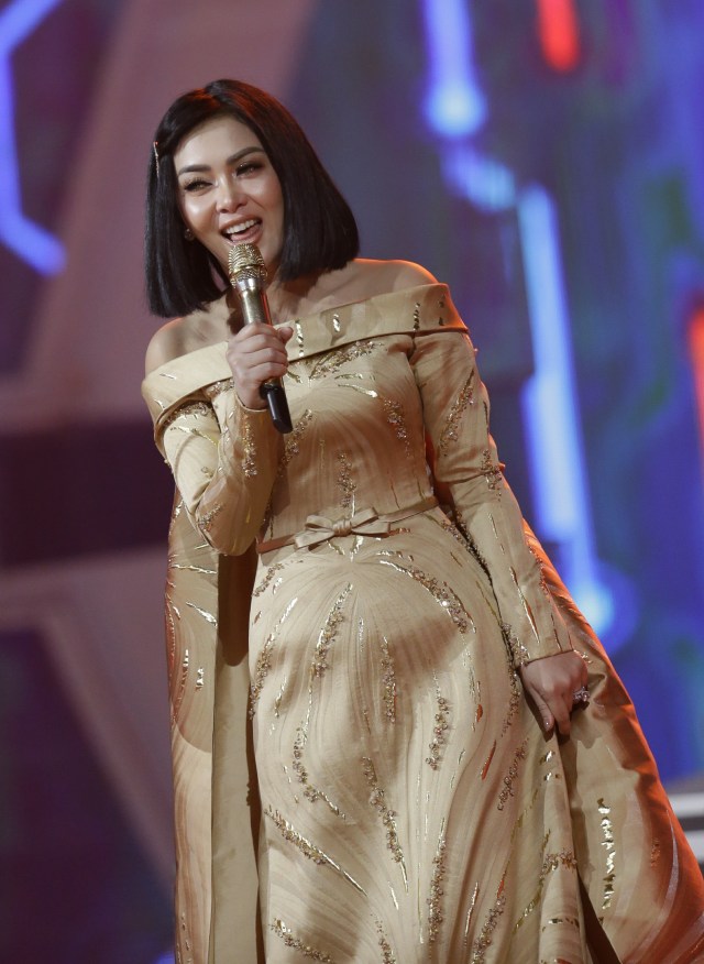 Penyanyi Syahrini tampil di acara Shopee di ICE BSD Tangerang Selatan Minggu (31/3). Foto: Ronny