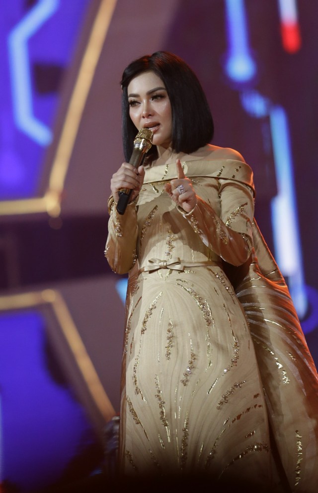 Penyanyi Syahrini tampil di acara Shopee di ICE BSD Tangerang Selatan Minggu (31/3). Foto: Ronny