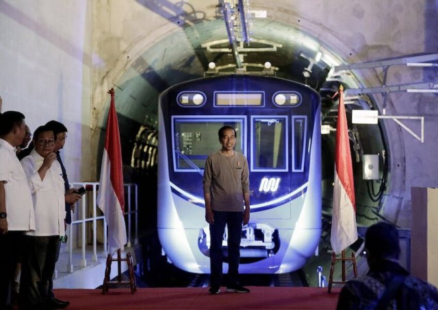 Asyik! Selama April naik MRT Jakarta hanya bayar separuh