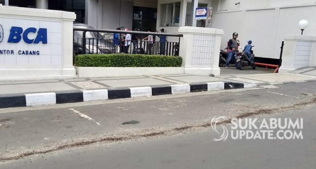 TKP ditemukanya Enjih (23 tahun) alias Gagu, korban pembacokan di depan Bank BCA, Jalan Ahmad Yani, Kota Sukabumi yang terjadi pada Minggu (31/3/2019) pukul 04.30 WIB. | Sumber Foto:Muhammad Gumilang.