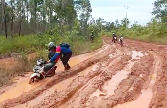 Jalan yang rusak parah di Distrik Jagebob Merauke. (Foto Abdel)