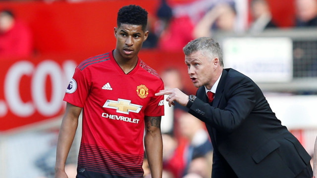 Ole Gunnar Solskjaer memberi instruksi kepada Marcus Rashford. Foto: Reuters/Andrew Yates