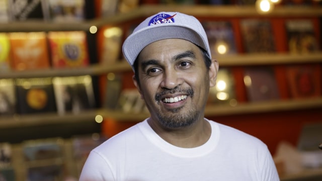 Musisi Glenn Fredly saat hadir di diskusi Tumbuhkan Nalar Kritis dengan Musik di Cilandak Town Square Jakarta Senin (1/4). Foto: Ronny