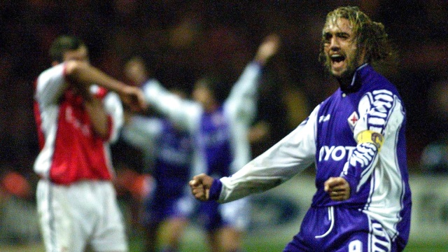 Batistuta merayakan gol ke gawang Arsenal. Foto: AFP/Adrian Dennis
