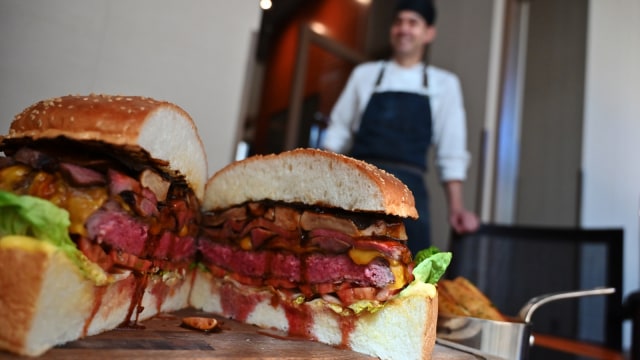 Burger emas raksasa di Jepang. Foto: AFP/TRIBALLEAU CHARLY
