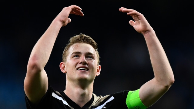 De Ligt pada sebuah laga di Liga Champions. Foto: AFP/Gabriel Bouys
