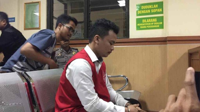 Sidang kasus pembunuhan satu keluarga, dengan terdakwa Haris Simamora di Pengadilan Negeri Bekasi, Jalan Pramuka, Bekasi Selatan, Senin (1/4). Foto: Andesta Herli Wijaya/kumparan