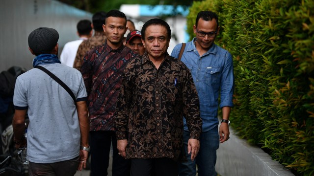 Terdakwa kasus dugaan suap, Irwandi Yusuf (tengah) jelang sidang pembacaan pledoi di Pengadilan Tipikor, Jakarta Pusat. Foto: ANTARA FOTO/Sigid Kurniawan