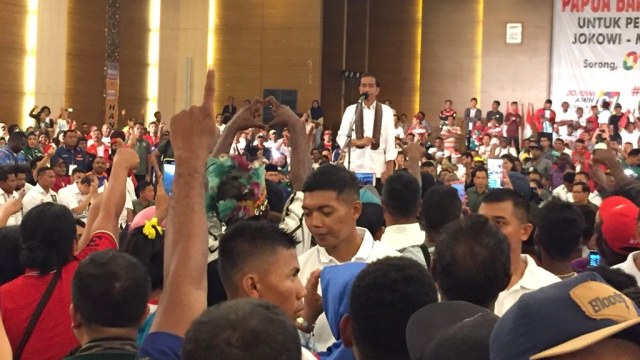 Capres 01 Joko Widodo menemui pendukungnya di Aimas Convention Centre Sorong Papua Barat. Foto: Rafyq Alkandy/kumparan