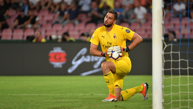 Gianluigi Donnarumma mengamankan bola saat AC Milan menghadapi Napoli. Foto: Alberto Pizzoli/AFP
